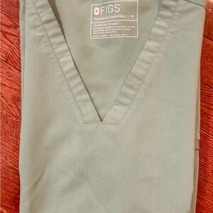 FIGS Women's Sage Green Casma Three-Pocket Scrub Top, M